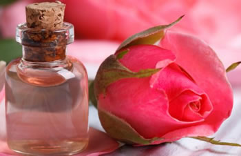 Môže ružová voda zlepšiť vzhľad Vašej pokožky?